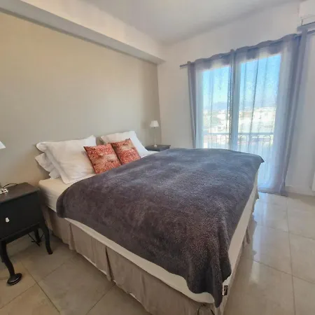 Large 3-bedroom Port Vauban Appartamento