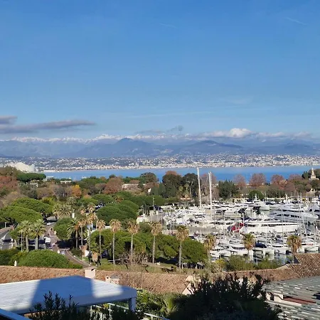 Large 3-bedroom Port Vauban شقة *