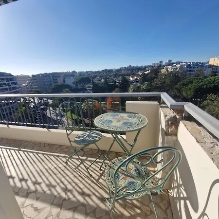 Large 3-bedroom Port Vauban Appartement