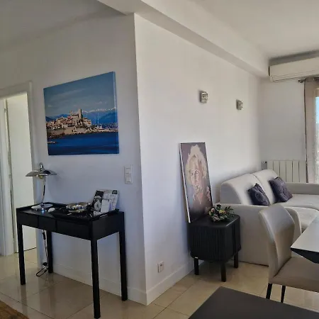 Large 3-bedroom Port Vauban Apartman