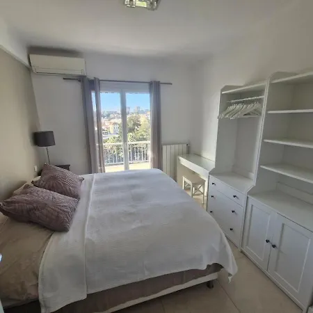 Large 3-bedroom Port Vauban Appartement