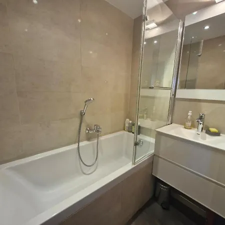 Apartman Large 3-bedroom Port Vauban *