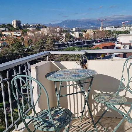 Large 3-bedroom Port Vauban Appartement *