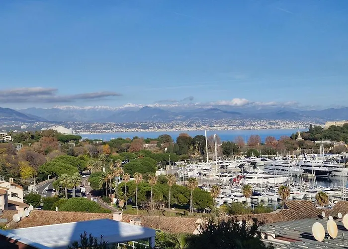 Large 3-bedroom Port Vauban شقة *