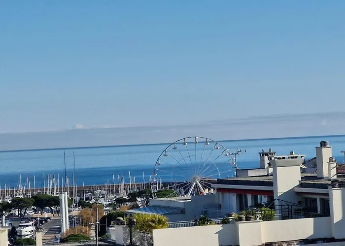 Large 3-bedroom Port Vauban شقة *