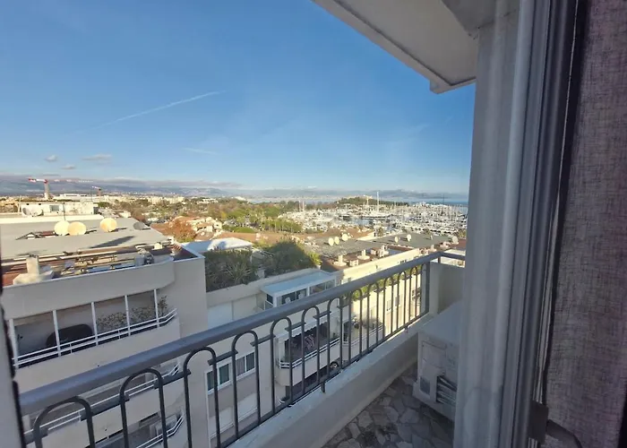 Large 3-bedroom Port Vauban شقة