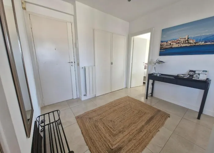 شقة Large 3-bedroom Port Vauban