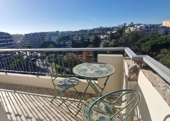 Large 3-bedroom Port Vauban شقة
