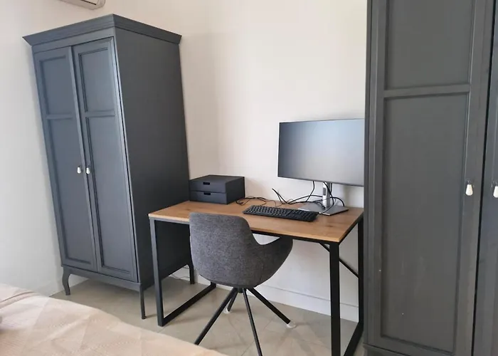 Large 3-bedroom Port Vauban شقة
