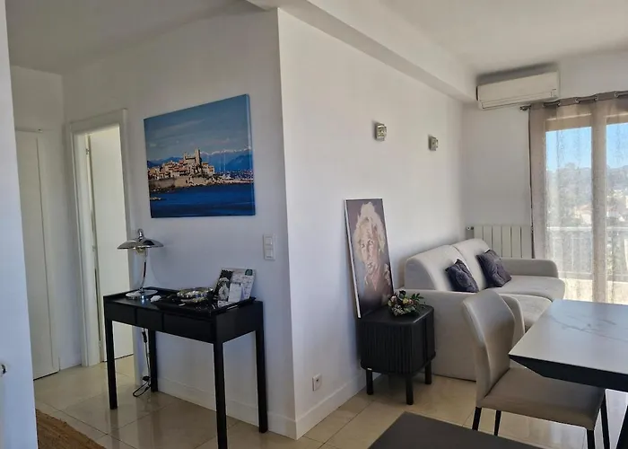 Large 3-bedroom Port Vauban شقة