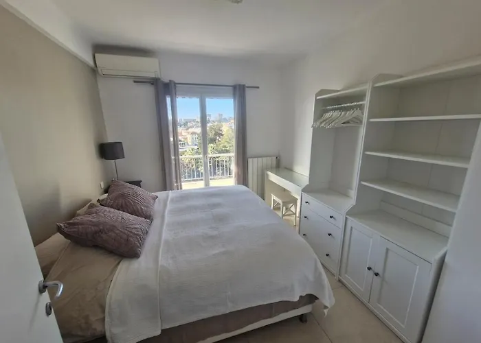 Large 3-bedroom Port Vauban شقة