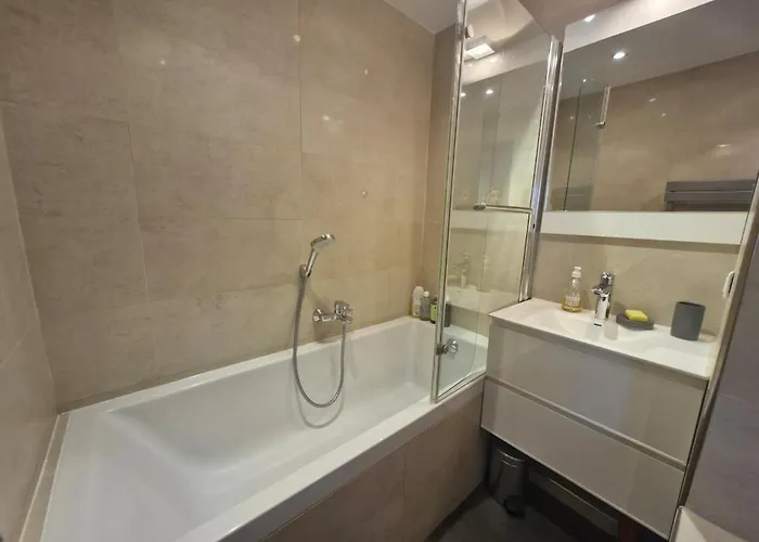 شقة Large 3-bedroom Port Vauban *