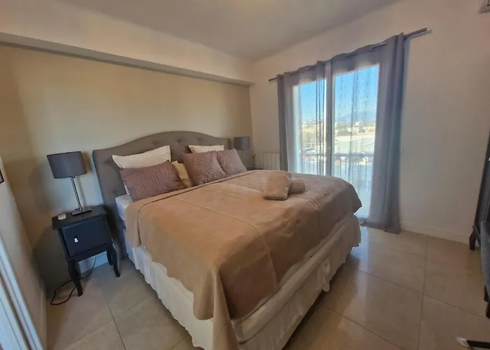 شقة Large 3-bedroom Port Vauban