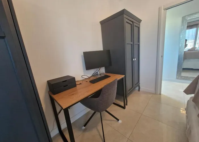 Large 3-bedroom Port Vauban شقة