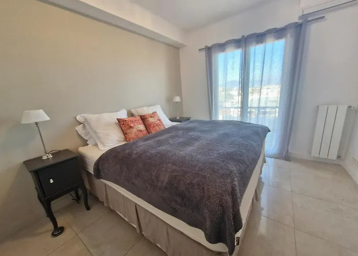 Large 3-bedroom Port Vauban شقة