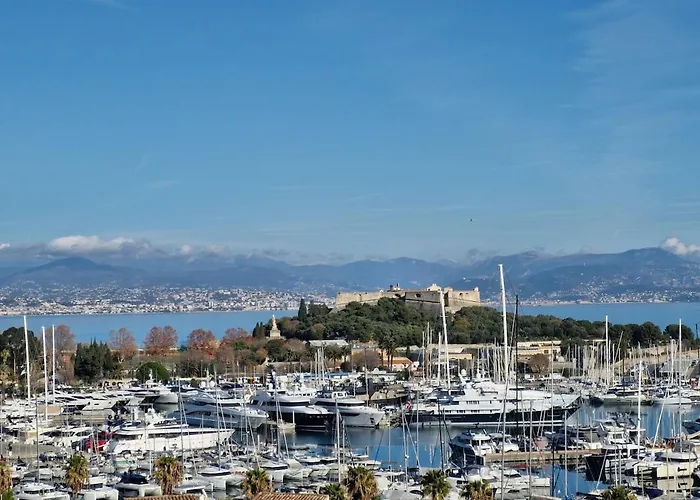 Large 3-bedroom Port Vauban شقة