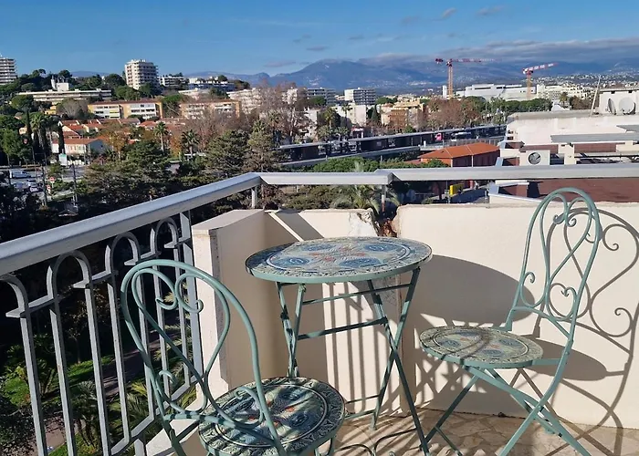 Large 3-bedroom Port Vauban شقة *